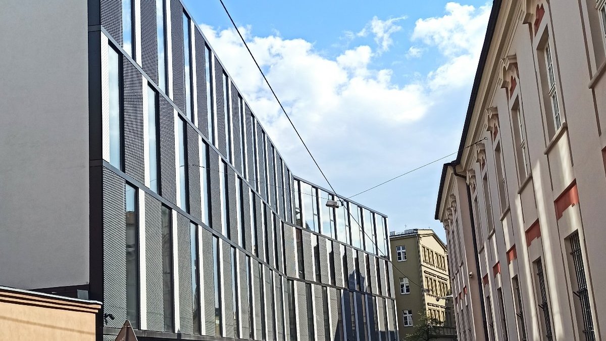 Zdjęcie ulicy Za Bramką od strony północnej z widoczną elewacją biurowca,w którym znajduje się siedziba Miejskiej Pracowni Urbanistycznej.
